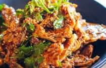 涼拌雞架創(chuàng)業(yè)大熱！獨特口味秘笈，小吃新寵如何火爆全城？