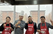 「錫紙燒,落地成功」出攤就排隊(duì),老板直呼:忙瘋了!