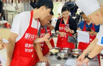 「旋轉小火鍋」開店成功!餐餐爆滿,一月回本!