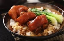 想學(xué)豬腳飯技術(shù)？豬腳飯培訓(xùn)技術(shù)哪家好？選對(duì)學(xué)校，輕松創(chuàng)業(yè)賺大錢(qián)