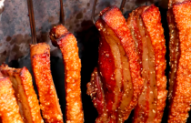 想學(xué)脆皮五花肉？脆皮五花肉技術(shù)培訓(xùn)哪家好？輕松學(xué)會(huì)，開(kāi)店生意火爆！