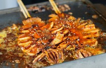 2025年鐵板魷魚(yú)創(chuàng)業(yè)火爆！哪里學(xué)最好？選對(duì)培訓(xùn)，成就你的美食夢(mèng)！