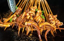 鐵板魷魚擺攤賺錢嗎？技術穩口味正，生意爆到排隊！