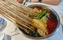 冷鍋串串放什么菜好吃？選對菜品一夜爆單，擺攤賺錢翻倍不是夢！