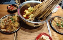 樂山冷鍋串串的正宗做法到底多賺錢？掌握配方，一鍋油就能撬動地攤大生意！