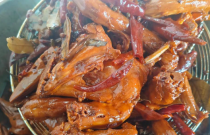 大學生棄職擺攤賣鹵串，日賺 1000+！小生意藏大機遇