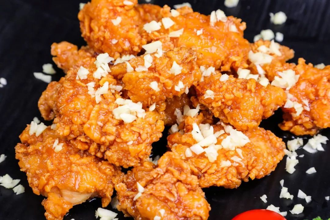 如何學做蒜香炸雞？選擇這里，輕松學到正宗配方！