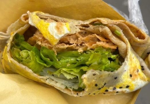 掌握煎餅果子技術，學會制作最正宗的街頭美味。