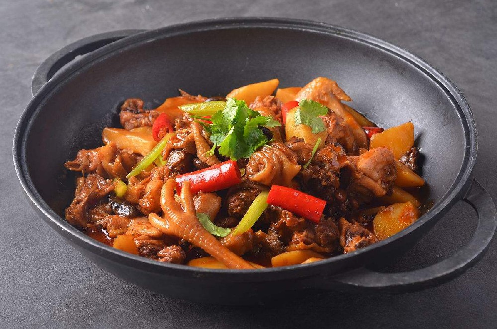 精準技術傳授，快速上手鐵鍋雞，打造你的餐飲品牌。