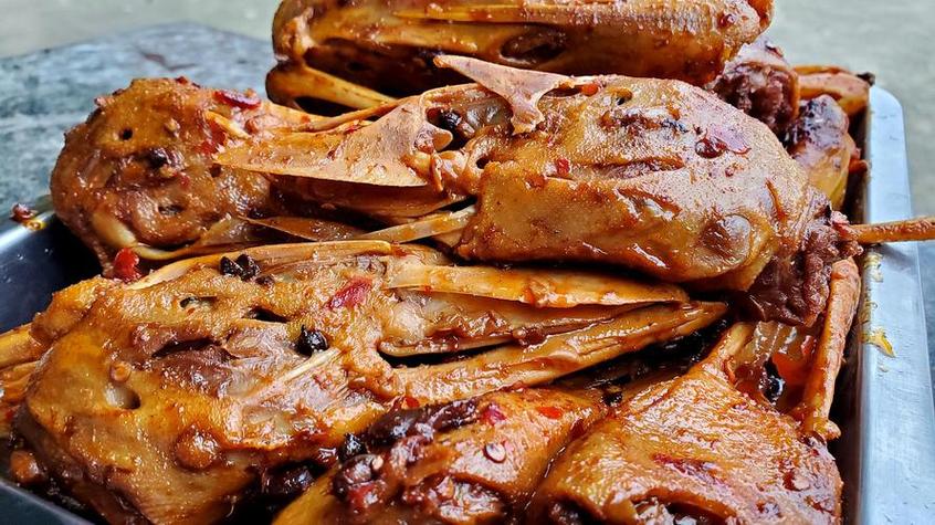 學(xué)習(xí)麻辣鴨頭正宗做法，走在餐飲創(chuàng)業(yè)的前沿，立足市場(chǎng)。