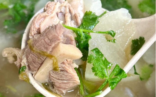 不加任何化學(xué)調(diào)料，純技術(shù)熬制羊湯，做出最正宗的風(fēng)味。