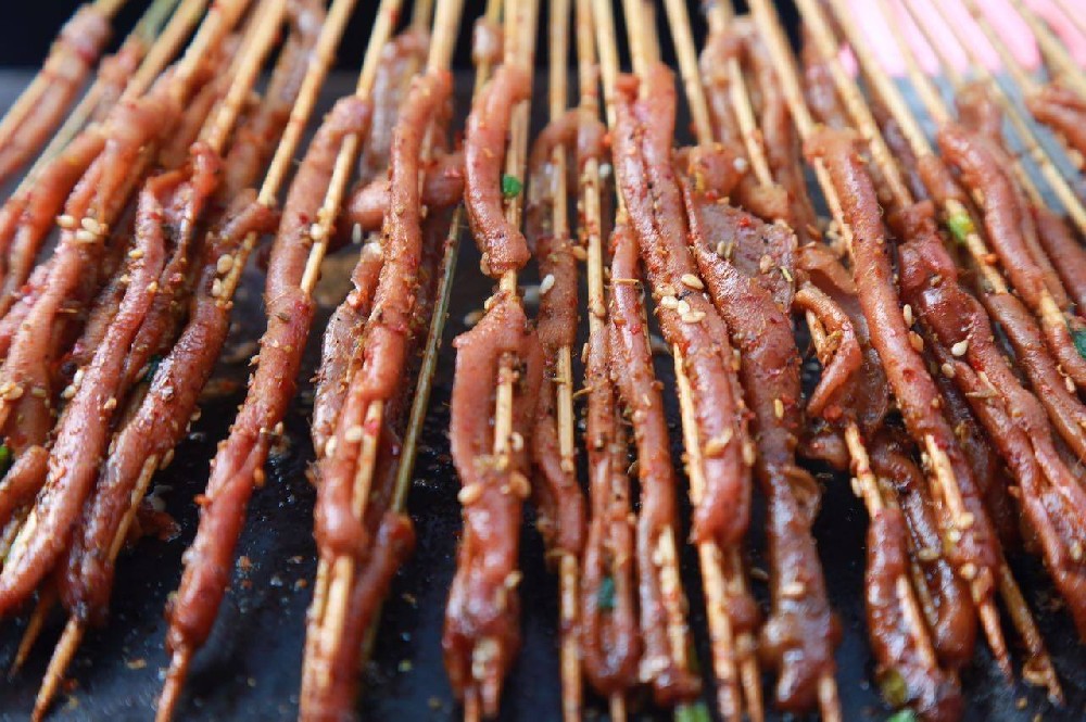 鐵板鴨腸技術教學，從配料到火候，輕松掌握秘制風味！