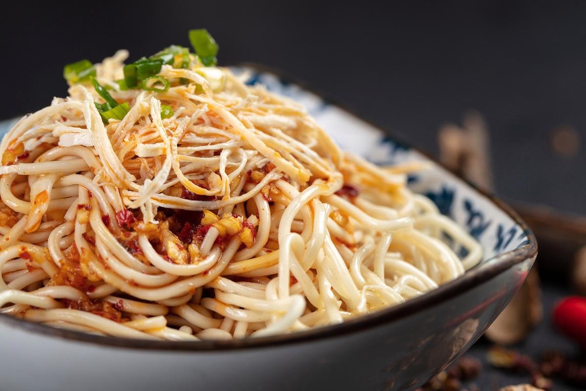 涼面調料配方教程,輕松掌握經典夏日美味制作技巧