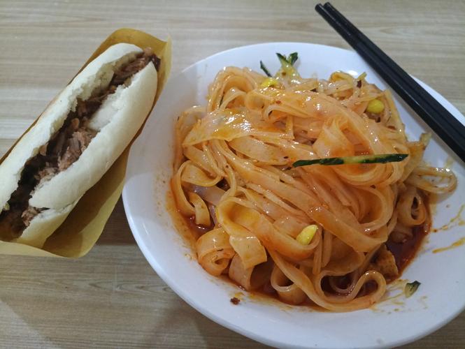 涼皮肉夾饃實體店教學：新手創業者的“黃金搭檔”還是“坑”？