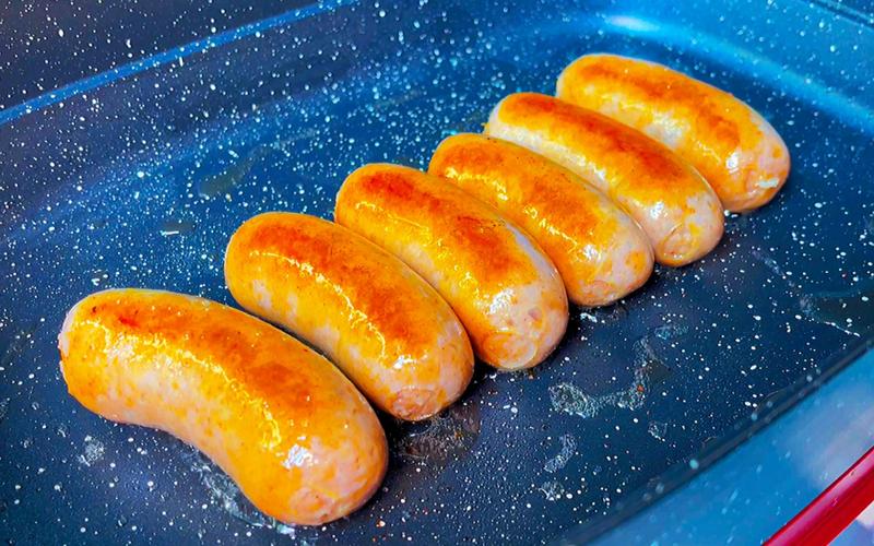 2025烤腸生意還能做嗎？揭秘青島脆皮烤腸培訓(xùn)內(nèi)幕，學(xué)費(fèi)+技術(shù)解析！