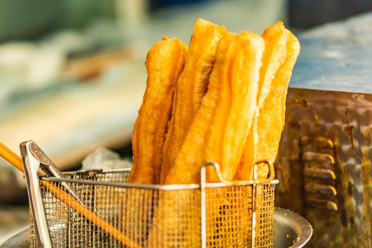 早餐油條軟脆配方大揭秘！掌握這5個(gè)關(guān)鍵點(diǎn)，新手也能輕松做出黃金油條！