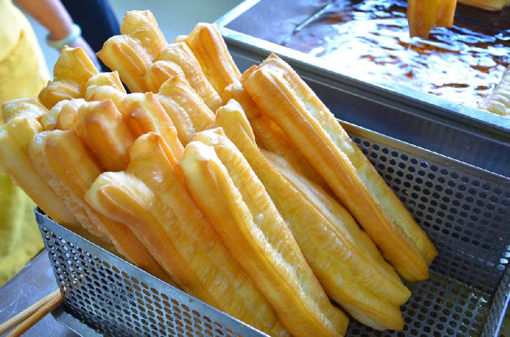 早餐油條軟脆配方大揭秘！掌握這5個(gè)關(guān)鍵點(diǎn)，新手也能輕松做出黃金油條！