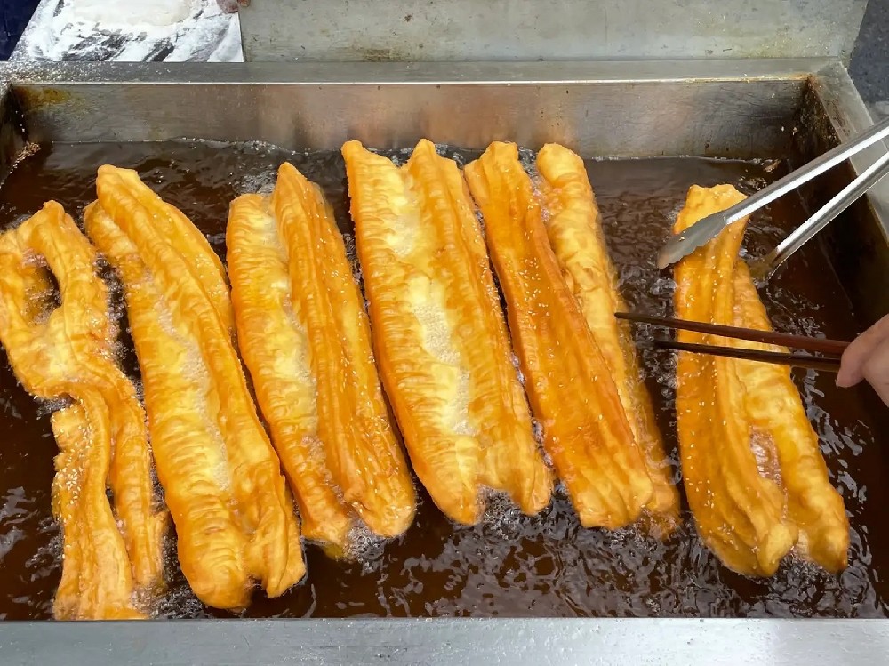 早餐油條制作技術，教你做出外脆內軟的完美油條！