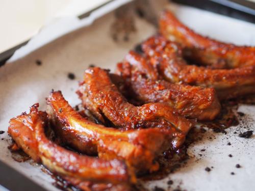 燒烤排骨的做法:讓你輕松烤出美味排骨!