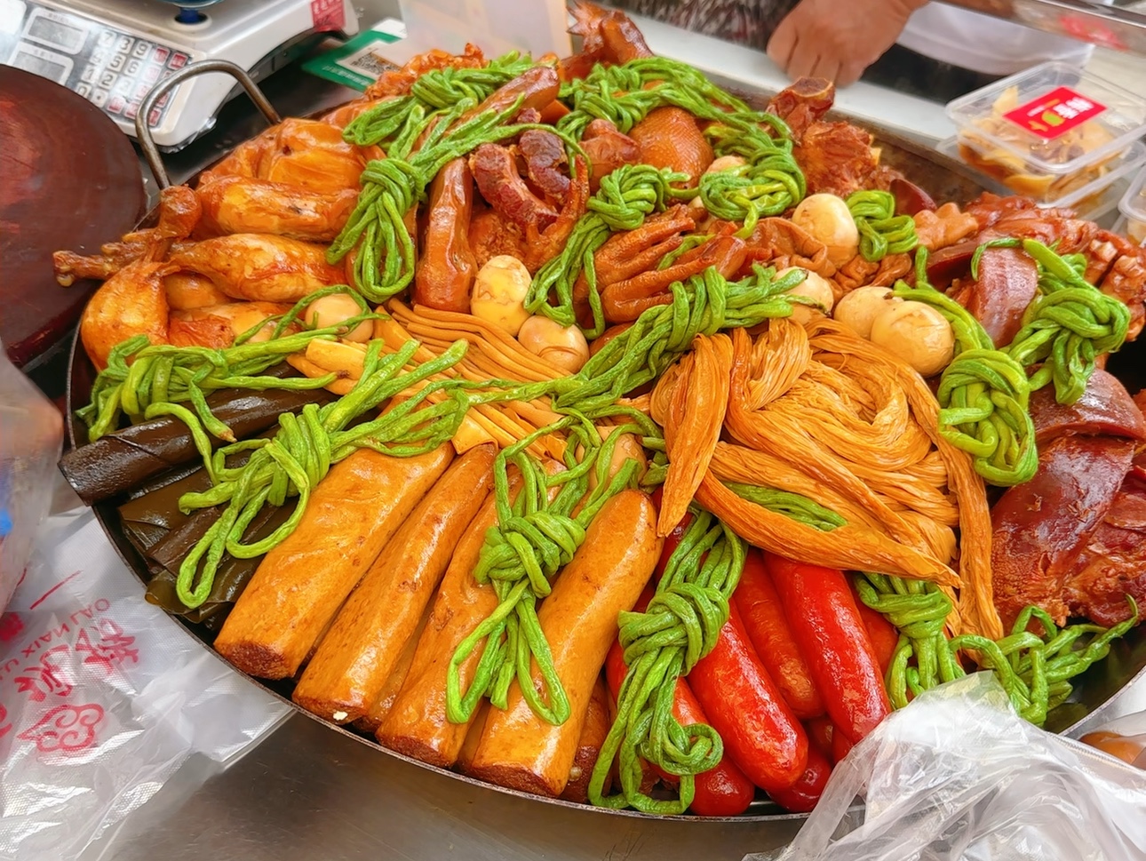 大鍋鹵菜的正宗做法擺攤：想學(xué)真技術(shù)，別被套路坑了！