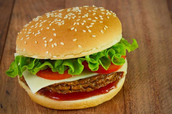 雞胸肉做漢堡包怎么腌制？掌握這幾招，口感鮮嫩又多汁！