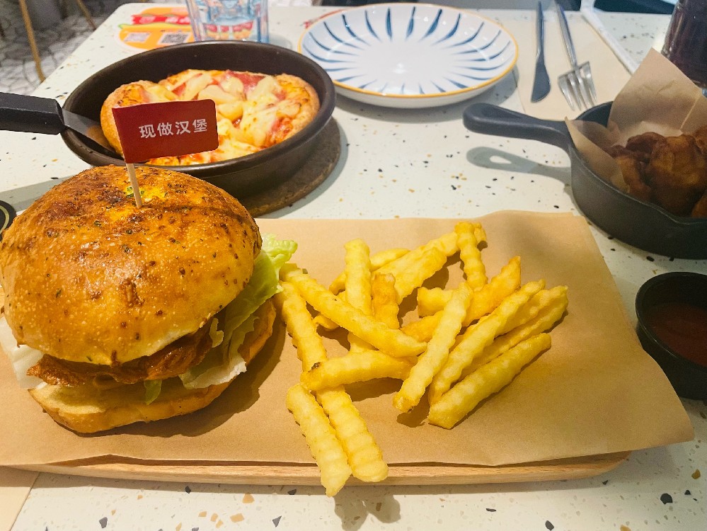 雞胸肉做漢堡包怎么腌制？掌握這幾招，口感鮮嫩又多汁！