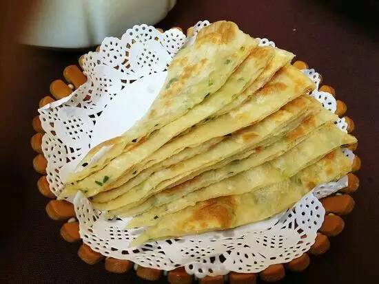 學(xué)做蔥油餅去哪里學(xué)？選對培訓(xùn)，快速掌握技巧！