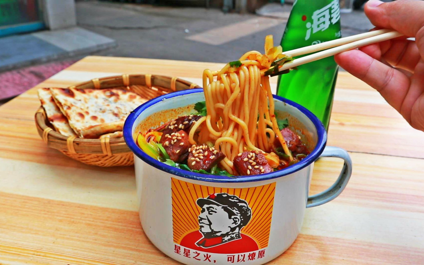 茶缸面湯配方你還不知道？這種“湯飯合一”的古早味，街邊賣一天都能頂別人上班一周！