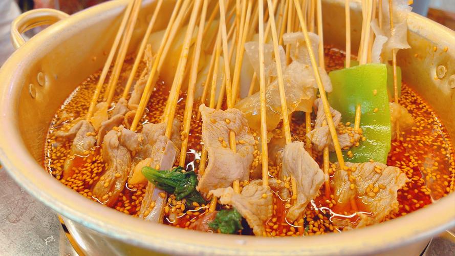 冷鍋串串放什么菜好吃?選對菜品一夜爆單,擺攤賺錢翻倍不是夢!