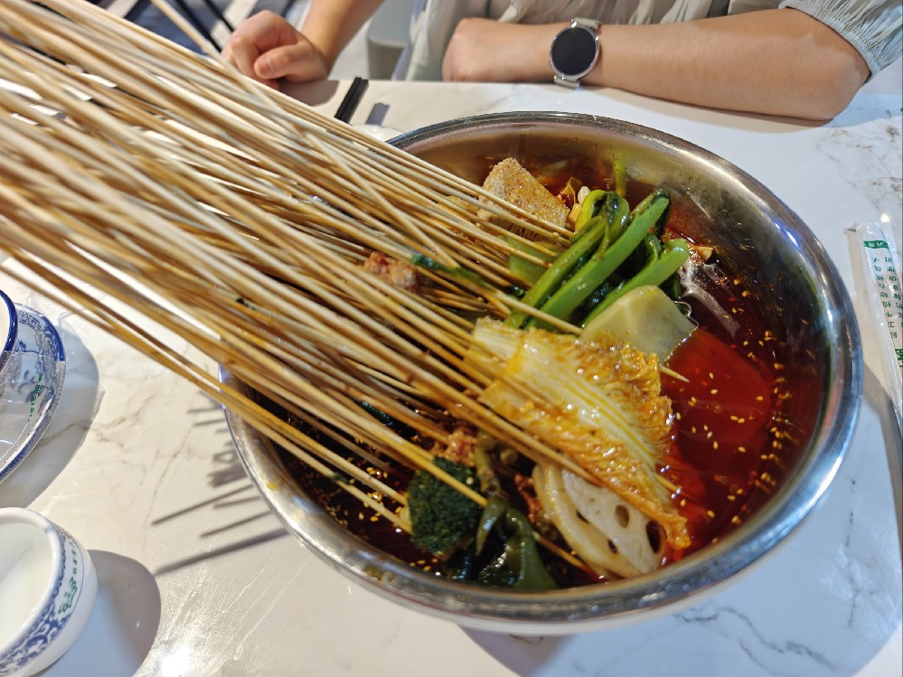 冷鍋串串放什么菜好吃?選對菜品一夜爆單,擺攤賺錢翻倍不是夢!