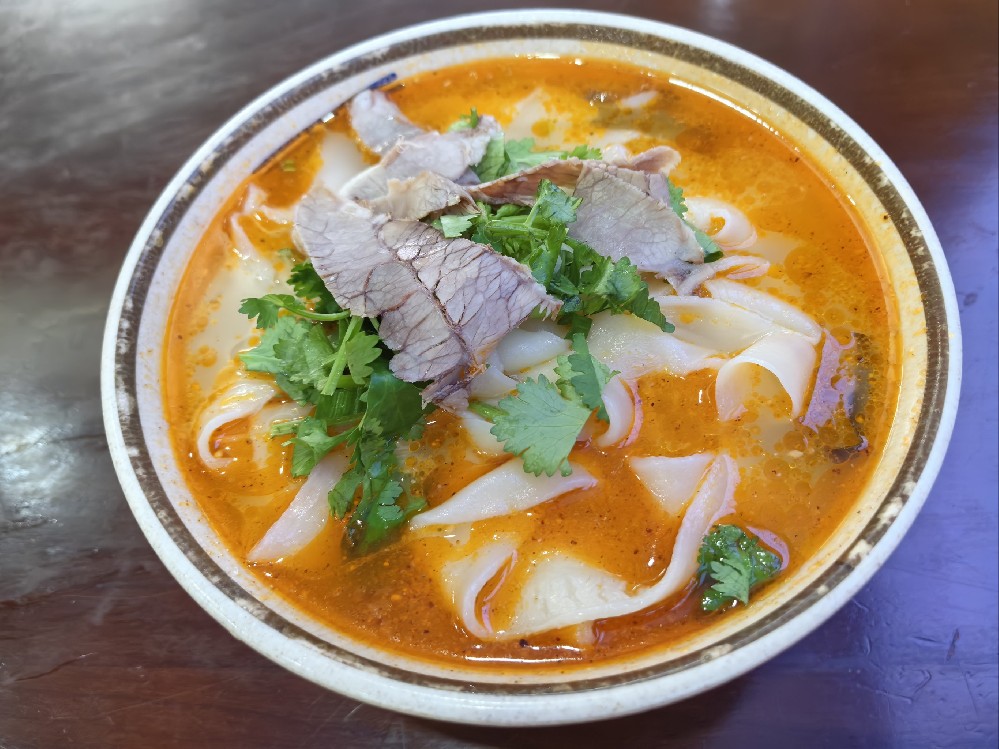 河南燴面培訓(xùn)哪里最好?學(xué)會(huì)技術(shù)月入兩萬(wàn)不是夢(mèng),手工一拉就是財(cái)富密碼!