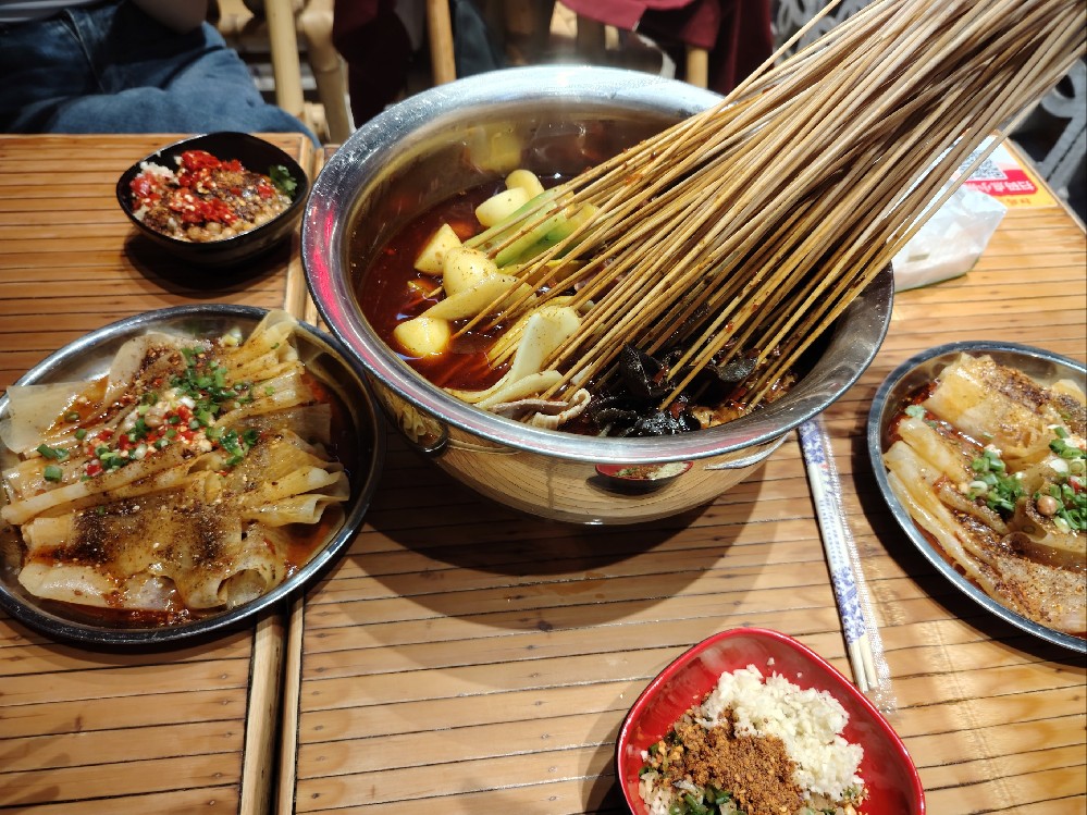 冷鍋串串和缽缽雞有啥區(qū)別？弄明白這點(diǎn)，少走彎路，多賺幾年！