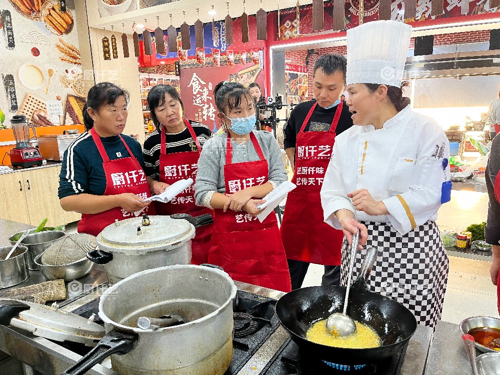 附近小吃培訓學校哪家好？｜一份深度指南，幫你找到真正靠譜的“掘金”之路！