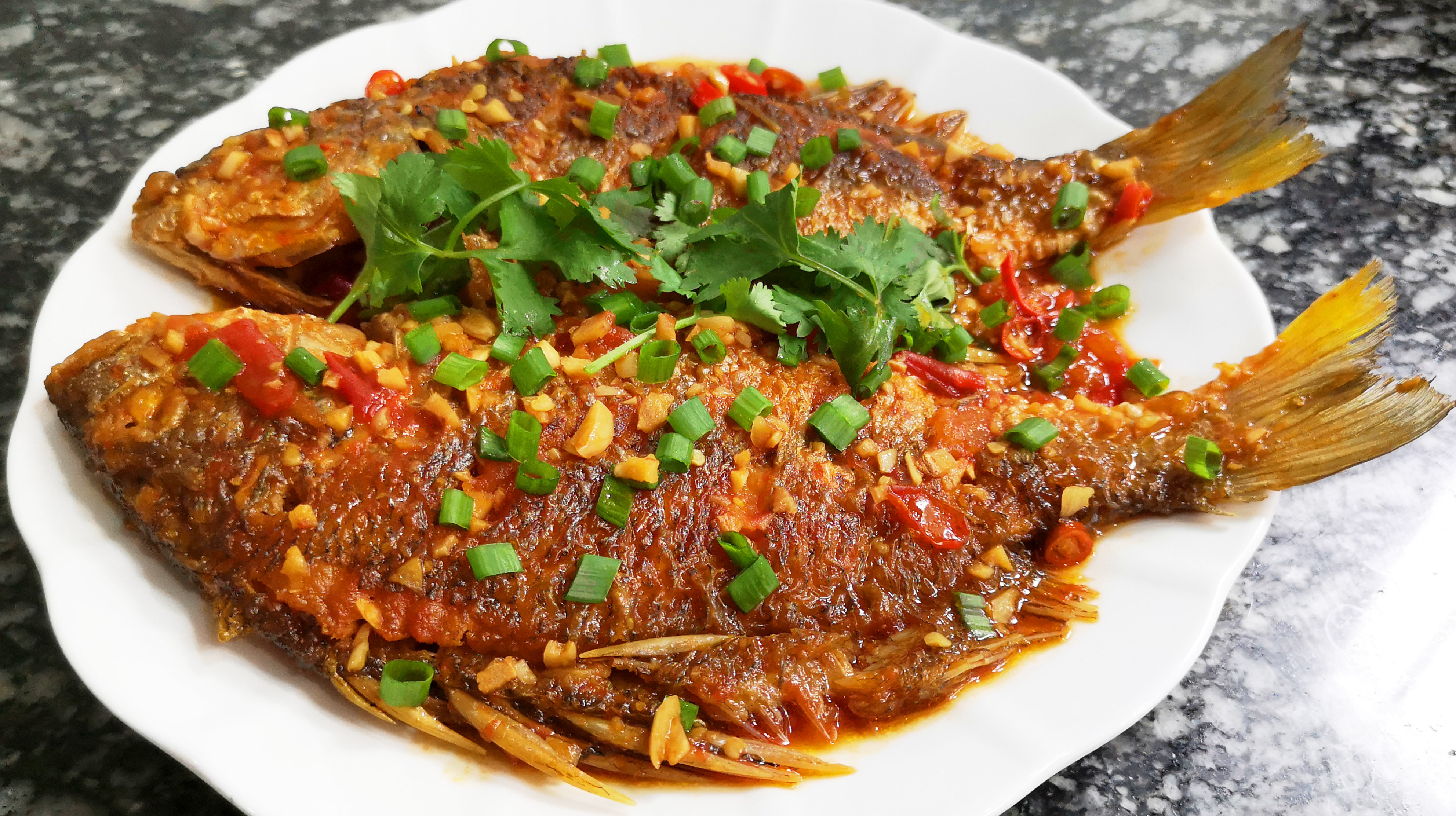 30 元買 15 條魚做紅燒，擺攤遇定價難題？