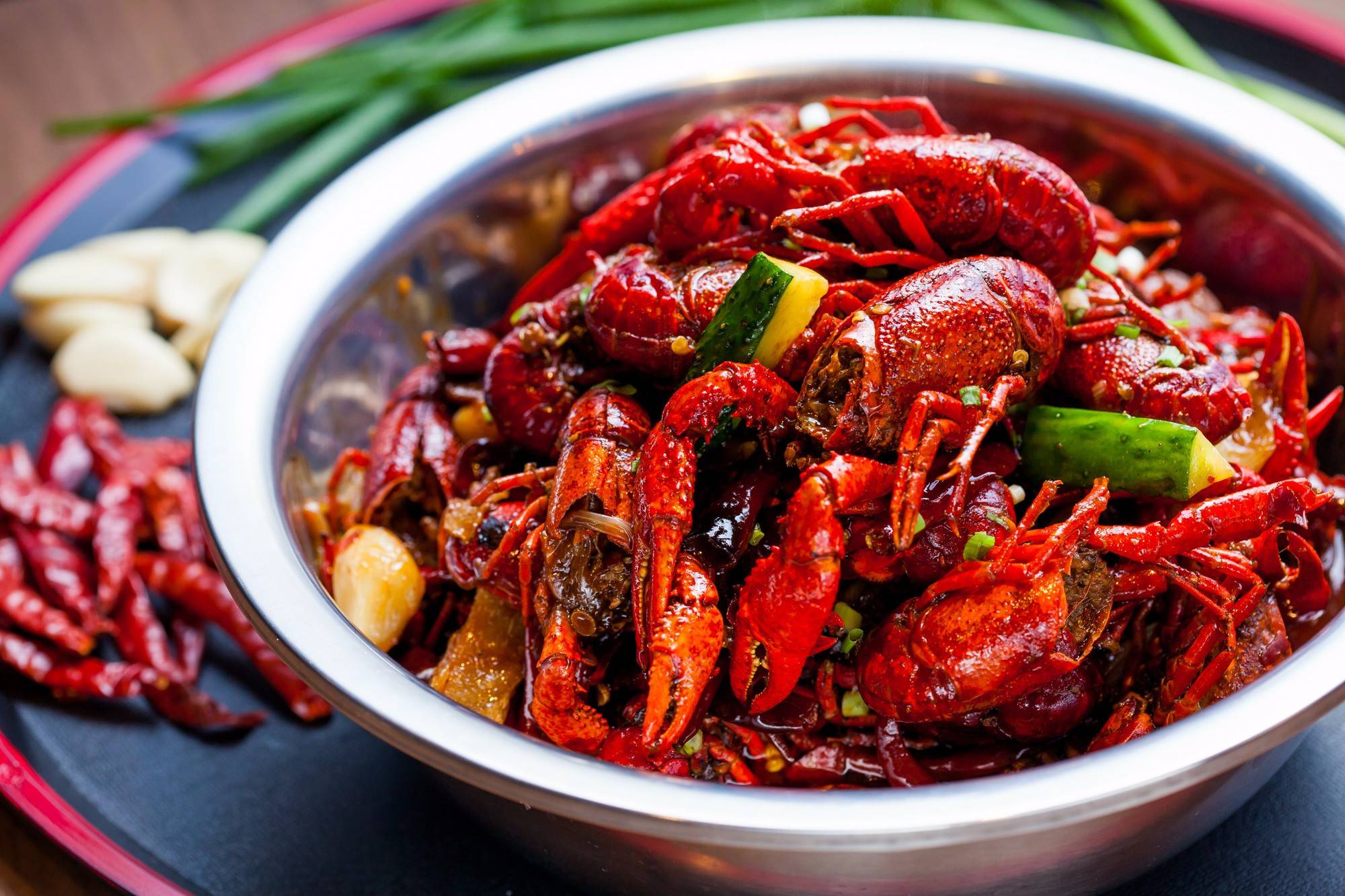 73 元做小龍蝦擺攤，6 元 / 盒卻遇城管？