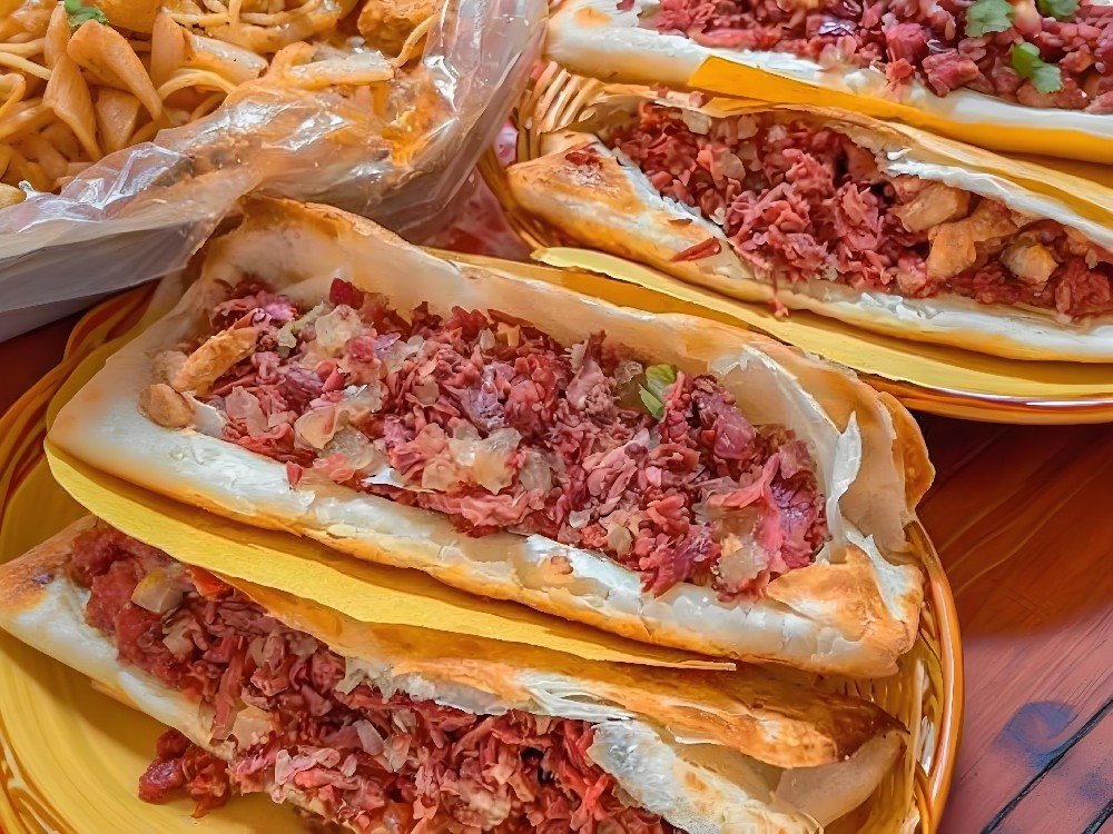 開驢肉火燒店掙錢嗎？河間風味受歡迎，經營細節(jié)才是關鍵！