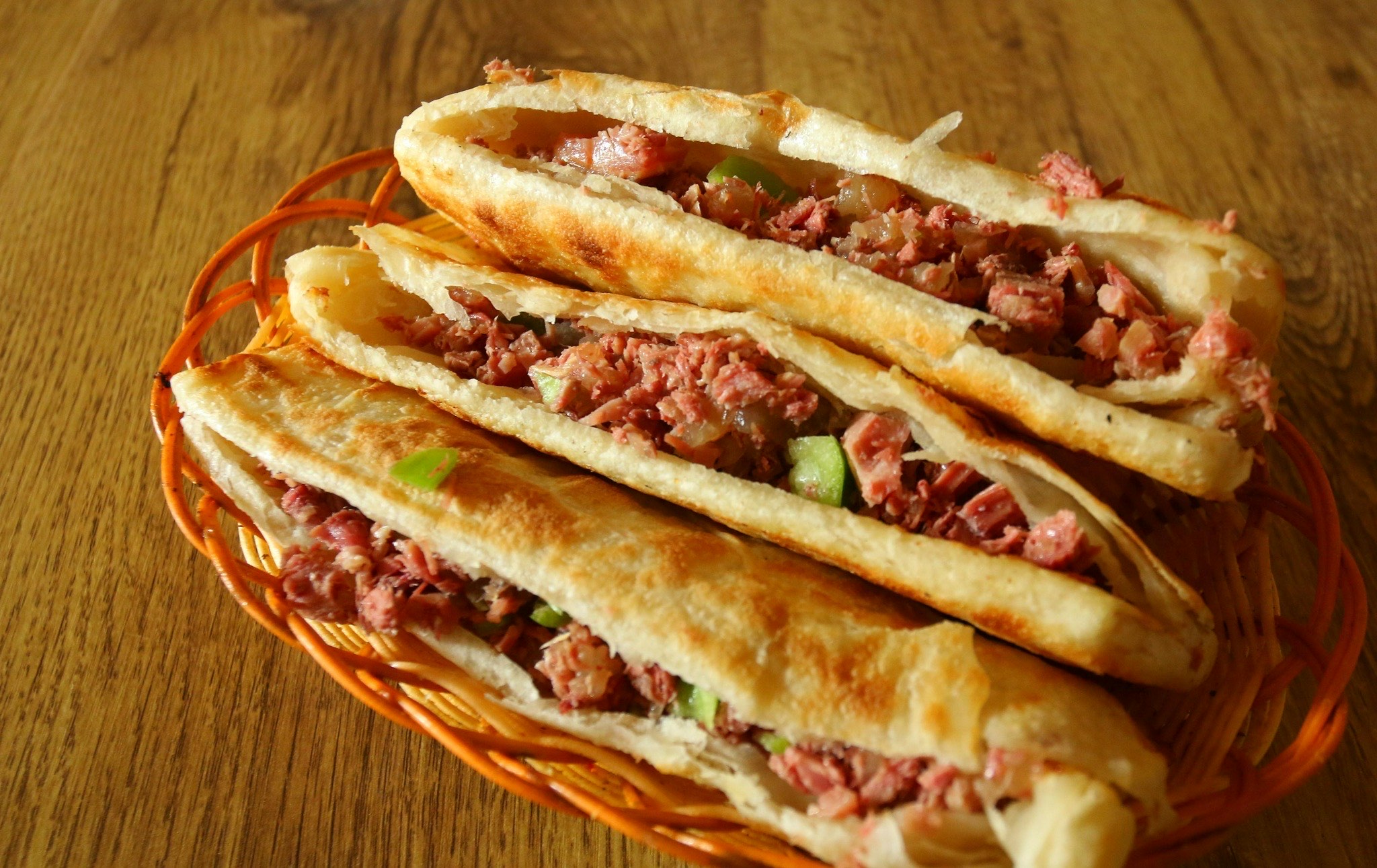 開驢肉火燒店掙錢嗎？河間風味受歡迎，經營細節(jié)才是關鍵！