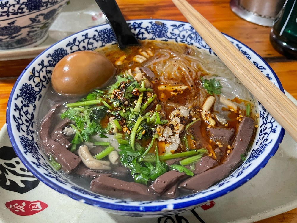 學(xué)鴨血粉絲湯一般學(xué)費多少?掌握正宗做法不難,關(guān)鍵是找對地方!