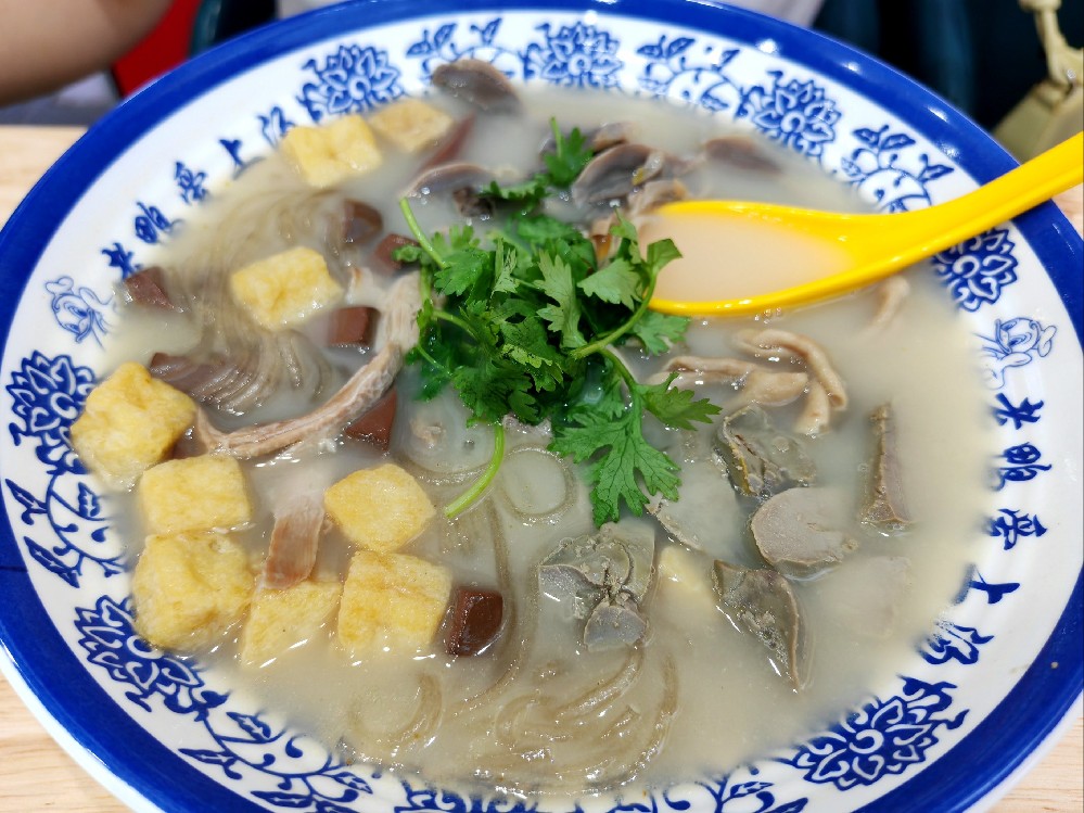 學(xué)鴨血粉絲湯一般學(xué)費多少?掌握正宗做法不難,關(guān)鍵是找對地方!