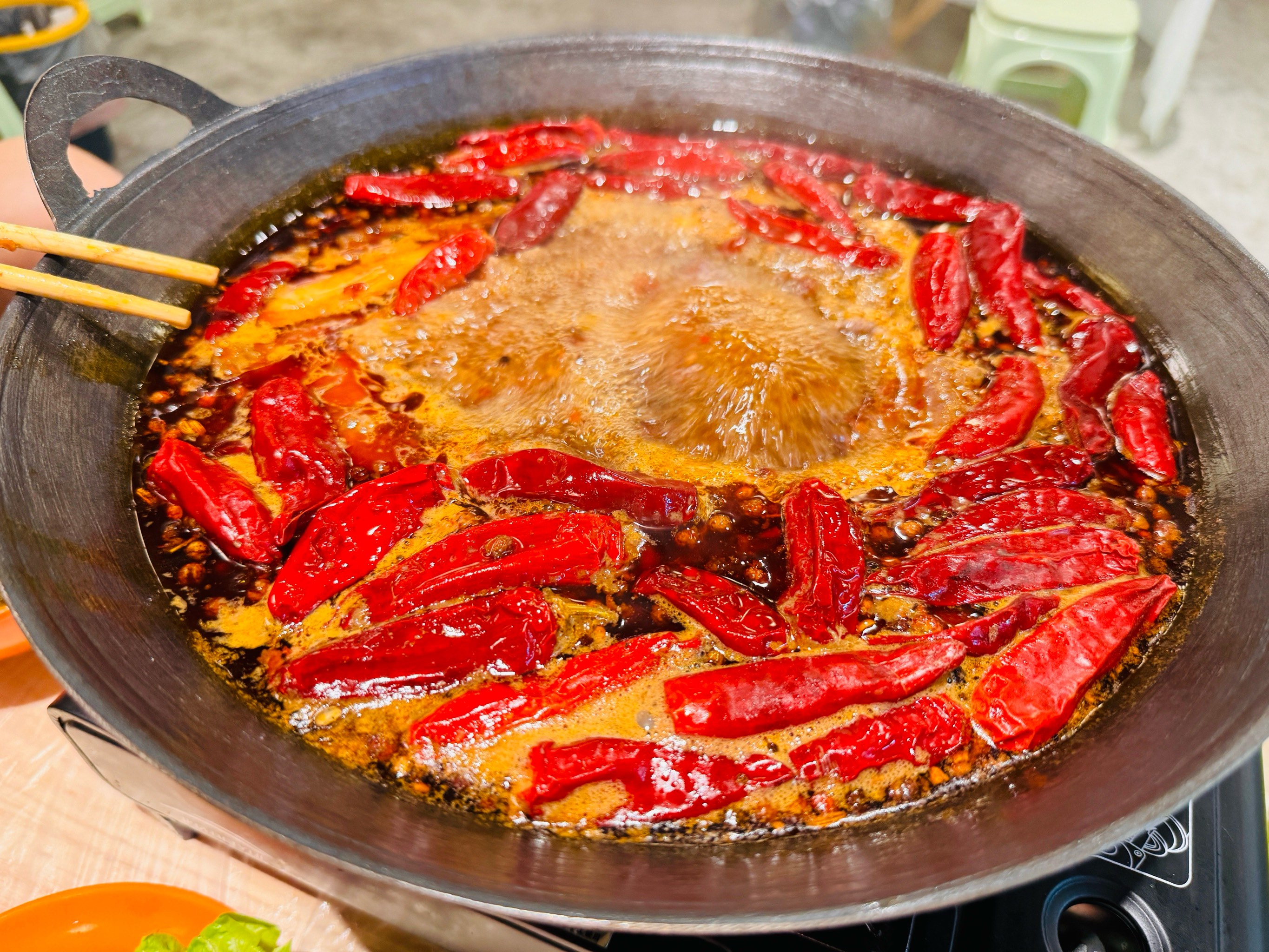 地攤火鍋利潤分析？小本創業別瞎沖，這幾條經驗能讓你越擺越賺！