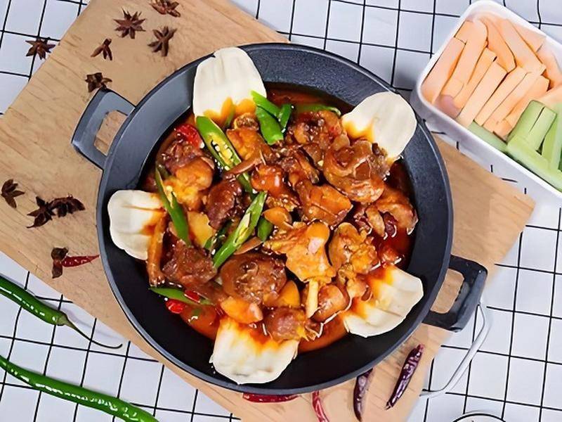 地鍋雞鍋底配方怎么做？掌握比例與火候秘訣，地鍋香氣四溢人人夸！