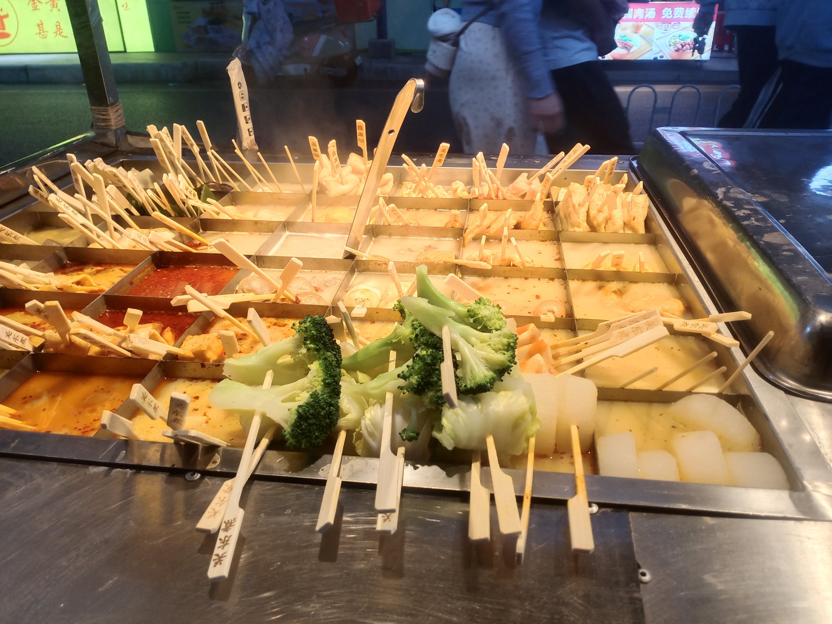 關東煮擺攤做法教程？做法簡單利潤穩(wěn)，夜市創(chuàng)業(yè)這樣干更靠譜！